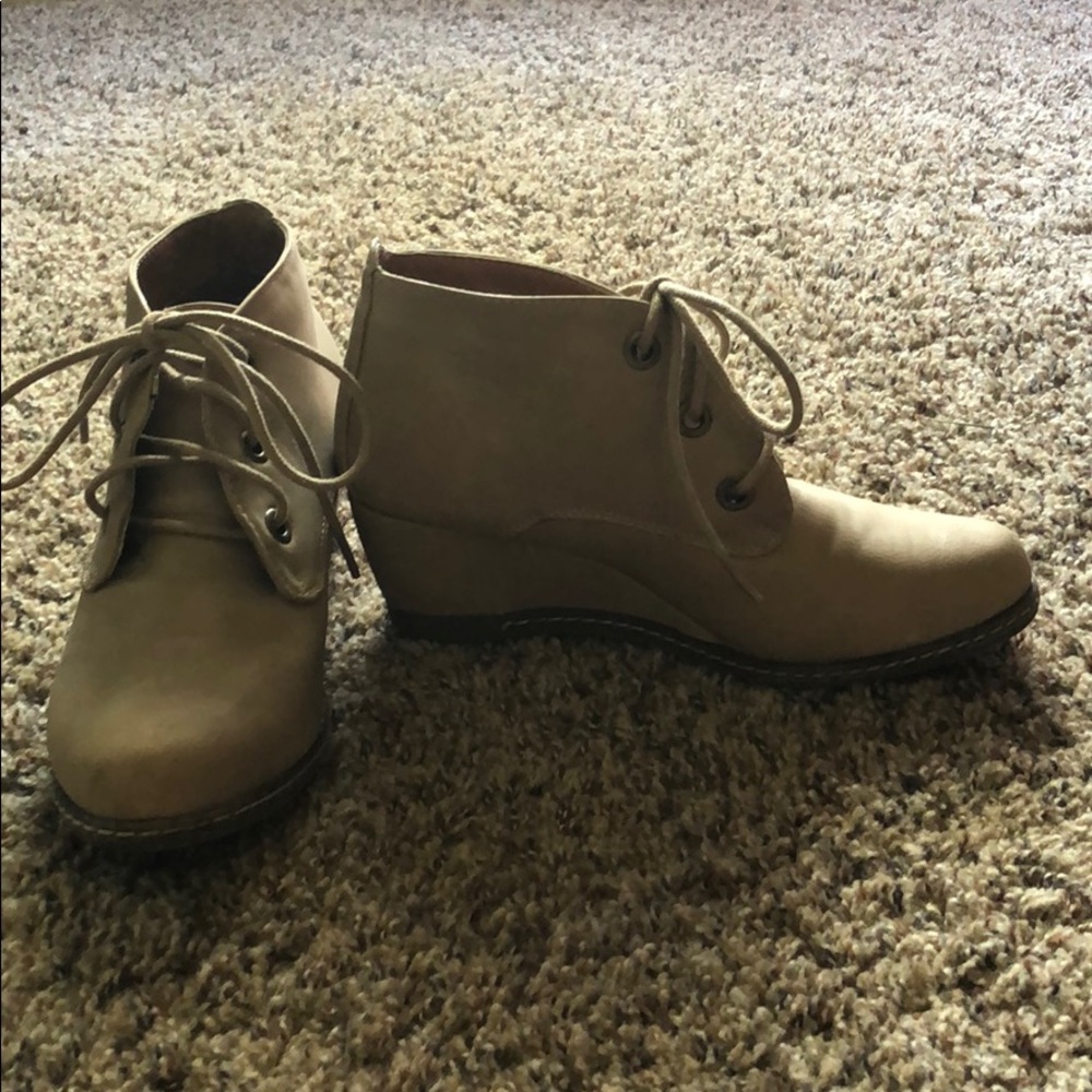 Wedge ran close toed shoes